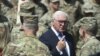 Германският президент Франк-Валтер Щайнмайер разговаря с войници по време на посещение в тренировъчния лагер на американската армия Графенвьор в Германия, 13 юли 2022 г.