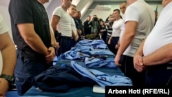 Pjesëtarë të komunitetit serb të Policisë së Kosovës zhveshin uniformat pas dorëheqjes.