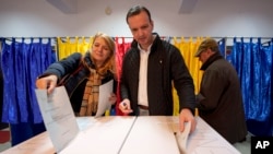 Szavazók Bukarestben a parlamenti választásokon 2024. december 1-jén
