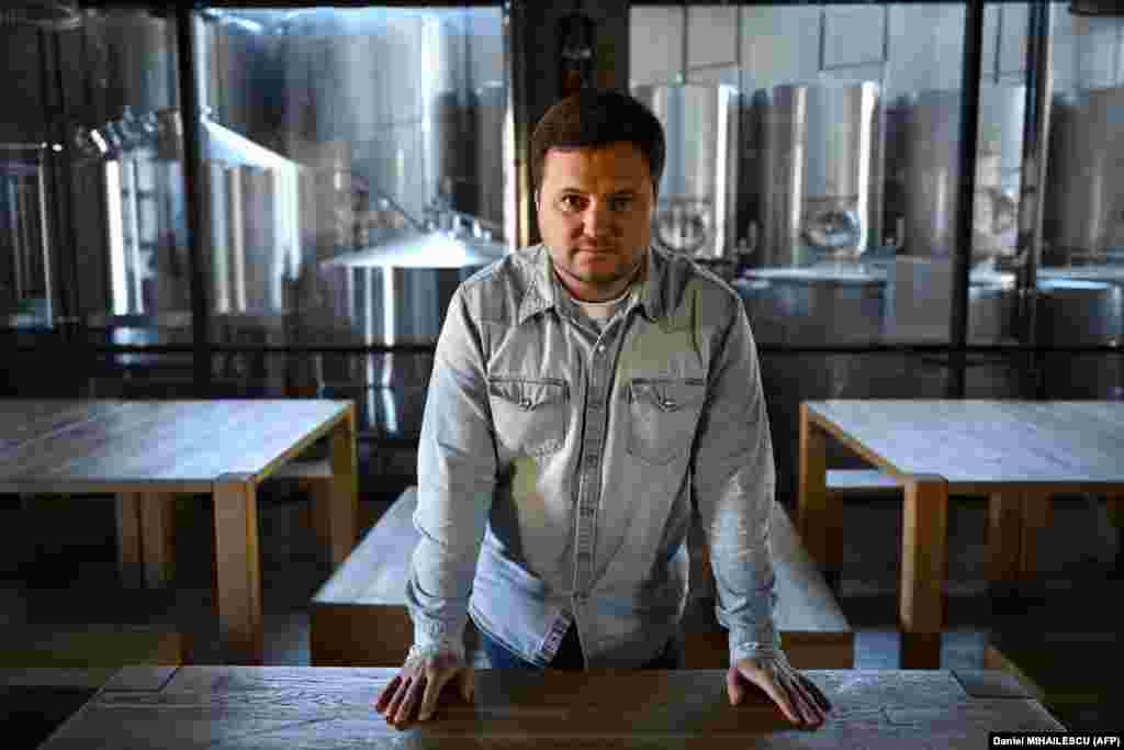 Serghei Litra, proprietarul fabricii Litra, prima de acest fel care produce bere artizanală în Moldova, încearcă din răsputeri să economisească energie. Angajații săi lucrează acum în două schimburi în afara orelor de vârf. Una din ture începe la ora 23.00 și ține până la 5.00 dimineața.&nbsp;&bdquo;&rdquo; &bdquo;Totul depinde de momentul în care se va încheia războiul din Ucraina. Acest război i-a făcut pe toți să înțeleagă că avem nevoie de independență energetică&rdquo;, a declarat pentru AFP Litra, adăugând că se gândește să cumpere panouri solare.&nbsp;