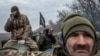 Militarii ucraineni pe un tun autopropulsat 2S7 Pion, în apropierea unei linii de front din regiunea Herson, Ucraina, 9 noiembrie 2022