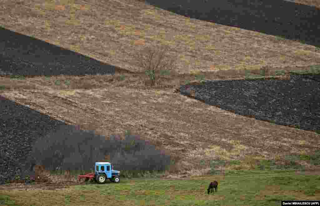 Un tractor ară pământul în apropiere de Tibirica, R. Moldova, 2 noiembrie. România, stat membru UE, a declarat luna trecută că va începe să vândă energie electrică vecinului de peste Prut la un preț redus din cauza dificultăților create de războiul din Ucraina. De asemenea, guvernul Moldovei a îndemnat orașele să stingă iluminatul stradal și gospodăriile să limiteze consumul, iar întreprinderilor li s-a cerut să își modifice programul de lucru pentru a lucra în afara orelor de vârf. &nbsp;