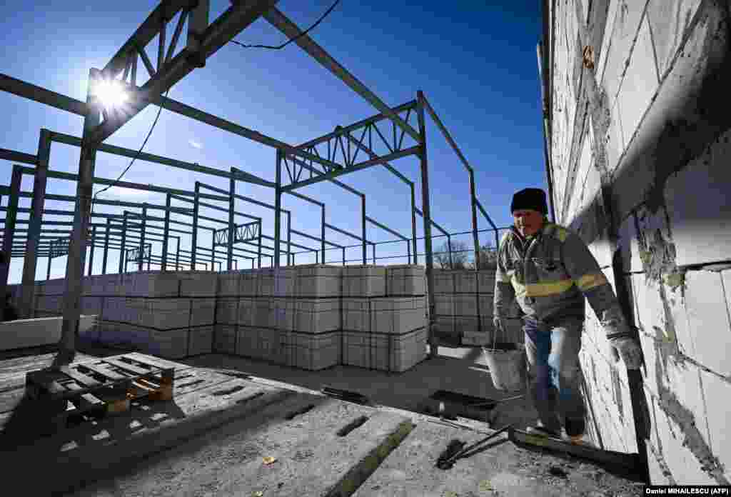 Criza a forțat această fabrică, care produce materiale de construcții, să se închidă pentru prima dată din 1992. Muncitorii săi sunt acum repartizați la construirea unei noi hale pentru a-și păstra locurile de muncă.