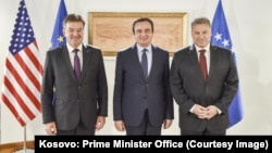 Kryeministri i Kosovës, Albin Kurti, gjatë një takimi me të dërguarin amerikan për Ballkanin Perëndimor, Gabriel Escobar, dhe të dërguarin e BE-së për dialogun Kosovë - Serbi, Mirosllav Lajçak. Fotografi nga arkivi.