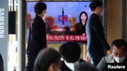 Ljudi u Seulu gledaju vijesti o sjevernojkorejskoj prijetnji nukleranim oružjem, Južna Koreja, 2. novembar 2022.