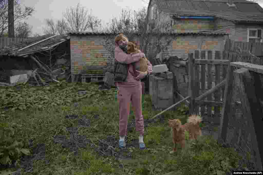Украинските власти доставяха прясна вода в Демидив, но доставките спряха през октомври, когато цистерната се повреди. Така жителите бяха принудени да разчитат на мръсната вода. &bdquo;Нямаме друг вариант. Нямаме пари да купуваме бутилки&ldquo;, каза Ирина Стеценко пред Асошиейтед прес. Семейството ѝ има диария и тя е загрижена за здравето на двамата си тийнейджъри. &nbsp;