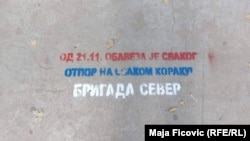 Grafit në Mitrovicë të Veriut që bën thirrje për "rezistencë" ndaj vendimit të Qeverisë së Kosovës për targat. 