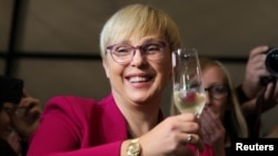 Nataša Pirc Musar slavi posle pobede u drugom krugu predsedničkih izbora u Sloveniji, 13. novembra 2022.