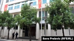 Vlada ( zgrada na fotografiji) godinama, prema riječima Ivana Vujovića, otvoreno i sprječava razvoj i širenje kapaciteta Aerodroma Tivat