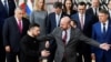 Președintele Ucrainei, Volodimir Zelenski (față stânga), președintele Consiliului European, Charles Michel, și alți lideri din UE se pregătesc pentru o fotografie de familie înainte de summit, Bruxelles, 9 februarie 2023.