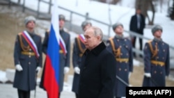 Predsednik Rusije Vladimir Putin u poseti memorijalnom kompleksu Mamajev Kurgan u Volgogradu, 2. februar 2023. 