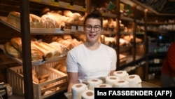 Andrea Schulz cukrászinas egy tálca vécépapíralakú süteménnyel a Schuerener Backparadies pékségben Dortmundban, Németország nyugati részén. 2020. március 26.