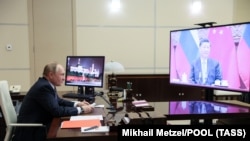 Рускиот претседател Владимир Путин во неговата канцеларија во резиденцијата Ново-Огариово за време на билатерална средба со кинескиот претседател Кси Џинпинг преку видео повик.