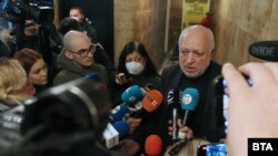 Велислав Минеков на входа на централата на ГЕРБ