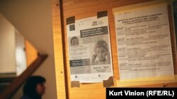 Надпис на вратата на коридора, водещ към стаите в центъра за извънкласен отдих в Прага.