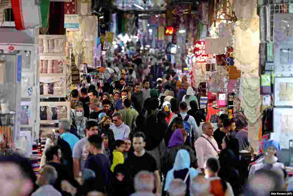 O fotografie din 28 septembrie în care vedem emblematicul Mare Bazar așa cum arată de obicei în timpul orelor de lucru.