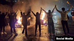 Tineri iranieni protestează contra regimului de la Teheran în orașul Sanandaj din vestul Iranului, 16 noiembrie 2022.