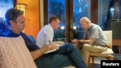Secretarul de stat al SUA, Antony Blinken, și consilierul pentru securitate națională, Jake Sullivan, alături de președintele american Joe Biden, în timp ce Biden vorbește la telefon cu președintele polonez Andrzej Duda în marginea summit-ului G20