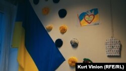 Украинско знаме и ръчно изработени рисунки на стената на детския център.