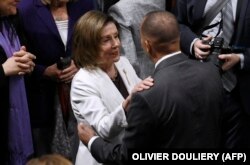 Nensi Pelosi posle govora pozdravlja se članom Predstavničkog doma Hakimom Džefrisom.