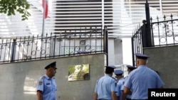 Полицајци влегуваат во иранската амбасада во Тирана на 8 септември 2022 година.