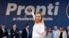 A közvélemény-kutatók szerint legesélyesebb Olaszország Fivérei párt elnöke, Giorgia Meloni kampányol Milánóban a Dóm téren 2022. szeptember 11-én