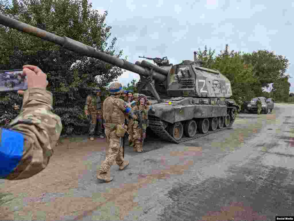 Militari ucraineni pozează lângă un obuzier autopropulsat rusesc 2S19 Msta despre care se spune că a fost abandonat în timpul retragerii rușilor. Aceste obuziere autopropulsate sunt printre cele mai formidabile piese de artilerie rusești și valorează 1.5 million de dolari bucata.