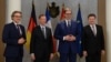 Presidenti i Serbisë, Aleksandar Vuçiq, bashkë me të dërguarin e posaçëm të Bashkimit Evropian për dialogun Kosovë-Serbi, Mirosllav Lajçak, dhe këshilltarët e Gjermanisë dhe Francës për këtë dialog, Jenns Plettner dhe Emmanuel Beaune. Beograd, 9 shtator 2022. 