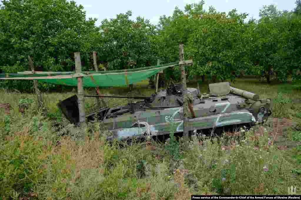 Vehicul blindat rusesc capturat de forțele ucrainene în regiunea Harkov. Vehiculul era parțial acoperit cu o prelată pentru a nu putea fi văzut de drone.&nbsp;