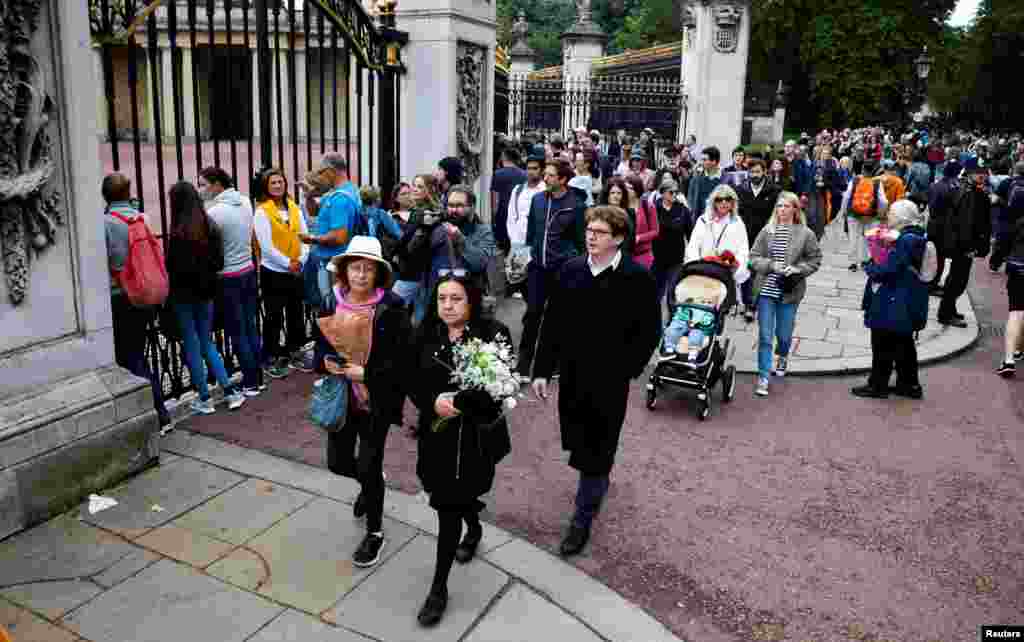Ljudi u redu ispred Bakingemske palate da odaju poslednju počast kraljici Elizabeti II, London, 9. septembra 2022.