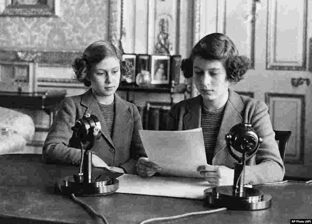 A második világháborúban, 1940. október 13-án tartotta első rádióbeszédét. Akkor, 14 évesen Erzsébet hercegnő (jobbra) azt mondta:&nbsp;&quot;Ha eljön a béke, ne feledjétek, hogy nekünk, a mai gyerekeknek kell majd jobbá és boldogabbá tenni a holnap világát&quot;