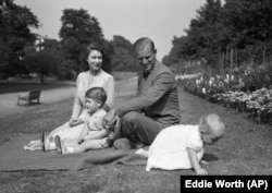 Kraljica Elizabeta i njen preminuli suprug princ Filip sa djecom, princom Čarlsom i princezom Anom u Londonu, 1951. godine