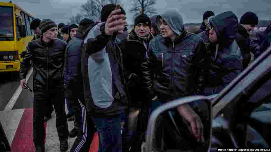 Водії автомобілів обурювалися і казали шахтарям йти страйкувати під кабінети чиновників, гірники ж вказували на об&#39;їзд.