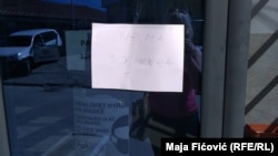 "Nuk ka letra ngjitëse" thuhet në letrën e vendosur në objektin e Komunës së Zveçanit.