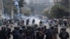 Polițiștii urmăresc demonstranții în timpul unei manifestații împotriva corupției și a deciziei guvernului de a bloca mai multe platforme de socializare, în Kathmandu, Nepal, 8 septembrie 2025. 