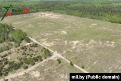 Imaginile difuzate pe un canal de televiziune militară din Belarus pe 28 mai arată cel mai mare sector al șantierului înainte de începerea construcției.