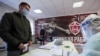 Sverdlovsk: soldat prezintă testul negativ anti-Covid înainte de a pleca în misiune, Rusia, iunie 2021.