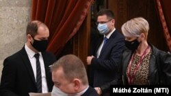 Gulyás Gergely, a Miniszterelnökséget vezető miniszter (középen) éves meghallgatására érkezik az Országgyűlés Igazságügyi bizottságának ülésére 2021. november 23-án