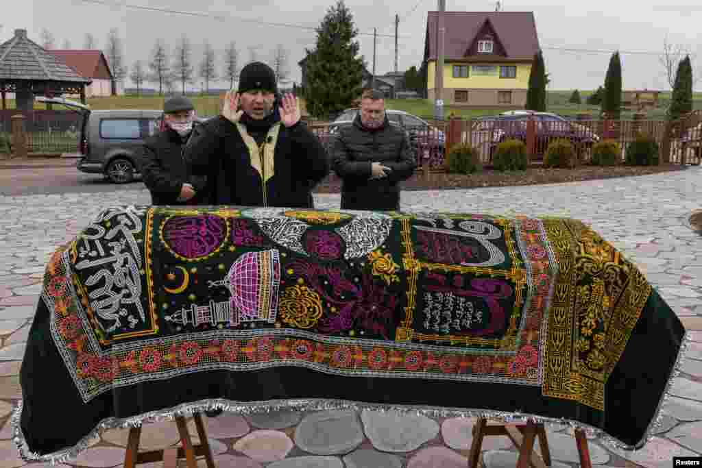 A migránsválságnak halálos áldozatai is vannak. Ez a tatár muszlim közösség szerettüket gyászolja, aki azután vesztette életét, hogy a belarusz–lengyel határra érkezett Afrikából