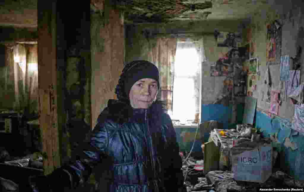 Ирина Студеникина (42), во нејзиниот дом разурнат од војна во градот Хорливка, кој е под контрола на бунтовниците, во близина на Доњецк, Украина. (24 ноември)
