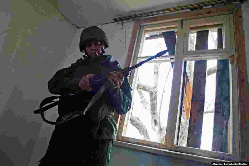 Припадник на таканаречената Луганска Народна Република, на борбени позиции, на линијата на поделба од украинските вооружени сили, во областа Луганск