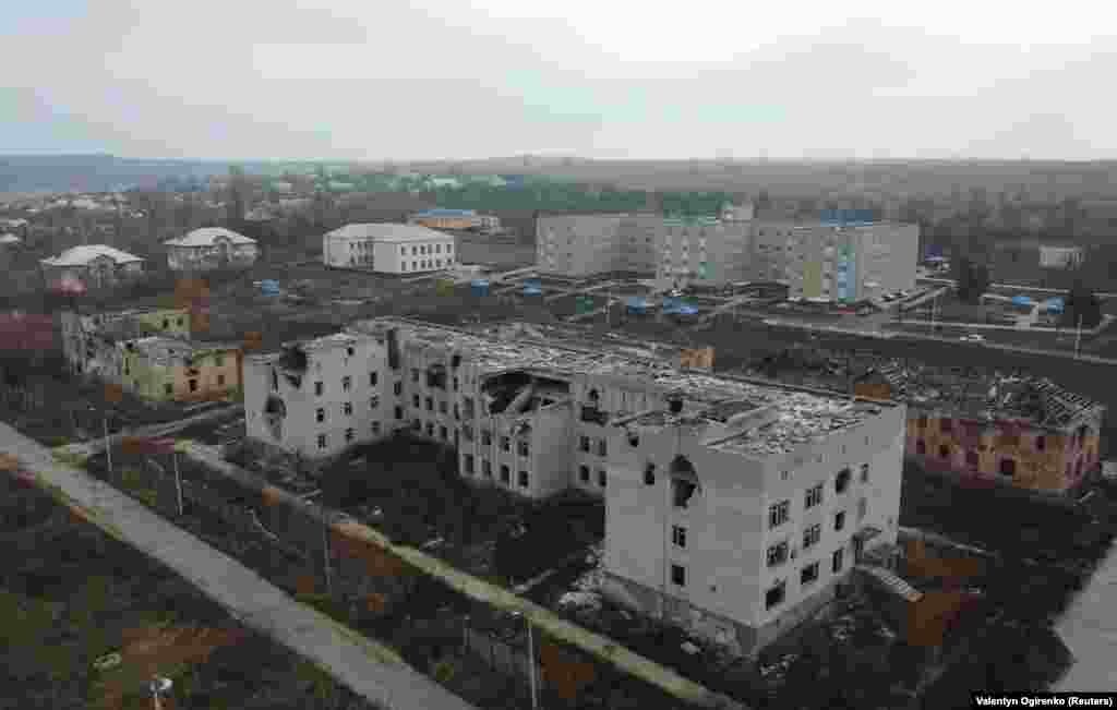 Зградите на Регионалната психијатриска болница, оштетени за време на борбите меѓу проруските сепаратисти и украинските владини сили во 2014 година, во селото Семенивка, Украина. (26 ноември)