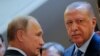 Vlagyimir Putyin (b) és Recep Tayyip Erdoğan Szocsiban 2018. szeptember 17-én