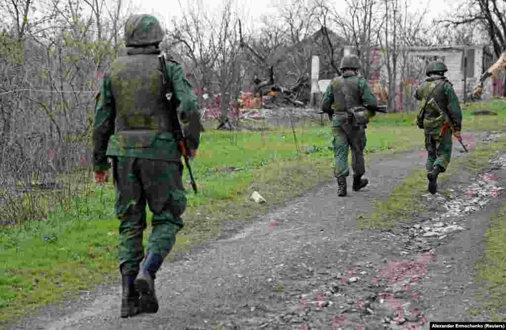 Милитантите на самопрогласената Луганска Народна Република, маршираат на борбени позиции, на линијата на поделба од украинските вооружени сили, во областа Луганск, во Украина. (21 април)
