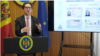 Șeful Agenției Servicii Publice, Mircea Eșanu, prezintă la Guvern cartea de identitate care va înlocui actualul buletin de identitate, începând cu anul viitor.