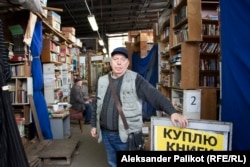 Oleksandr Drobin în librăria sa din piața Petrivka, Kiev.