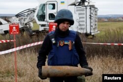 Lucrări de deminare în regiunea Harkov, octombrie 2022. Foto: Reuters
