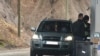Makina me targa RKS duke hyrë në territorin e Serbisë përmes pikëkalimit kufitar në Jarinje. 1 janar 2024.