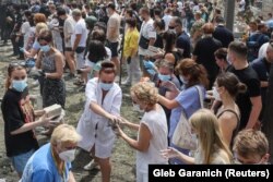 Membri ai echipelor de intervenție coordonează curățarea zonei spitalului de copii Ohmatdit, lovit în urma atacurilor aeriene ale Rusiei pe 8 iulie.