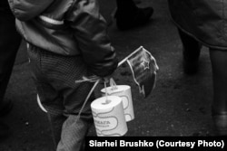 Un copil duce role de hârtie igienică în timpul unui marș în cinstea Revoluției din Octombrie, la 7 noiembrie 1988.